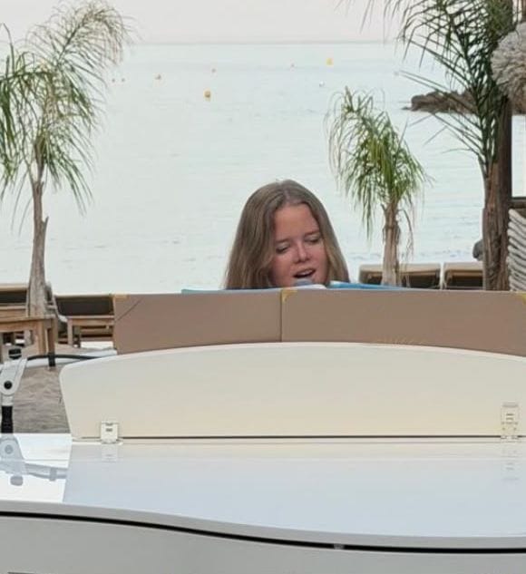 Maéna Klein chante et joue du piano au bord de la mer