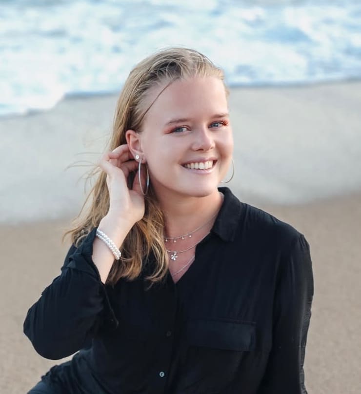Maéna Klein, souriante, en séance de coaching en visio